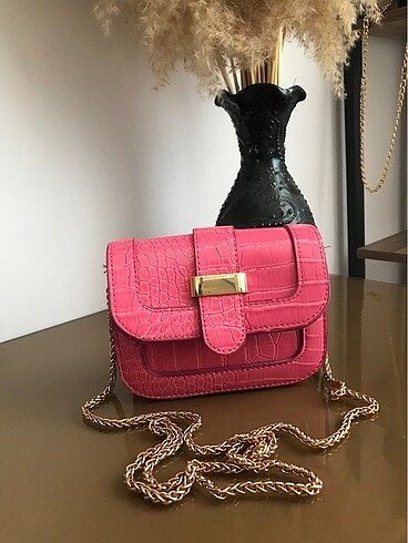 Pembe çanta