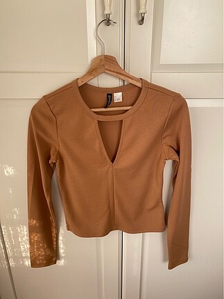 H&M v dekolteli bluz