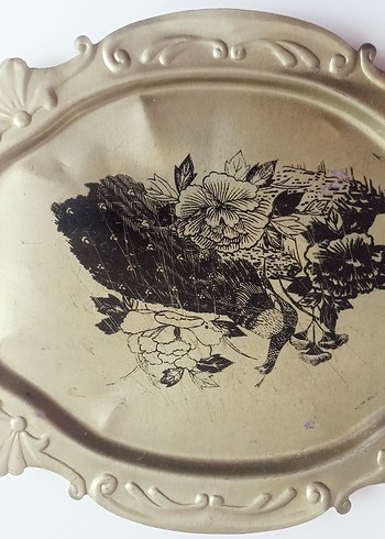 Beden Çiçek ve Tavuskuşu Desenli tunç tepsi