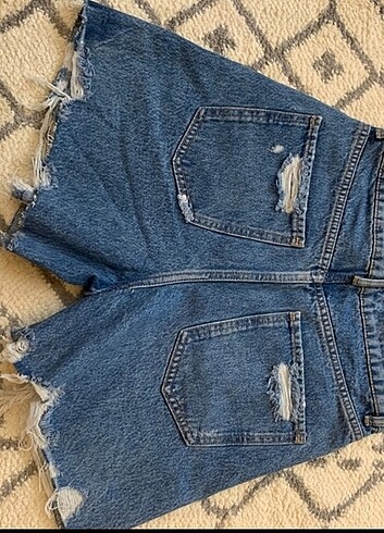 Zara yırtık detaylı yırtmaçlı kot şort - Görsel 6