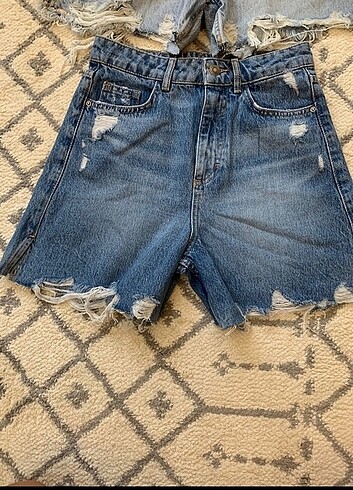 Zara yırtık detaylı yırtmaçlı kot şort - Görsel 8