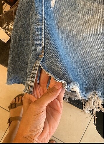 Zara yırtık detaylı yırtmaçlı kot şort - Görsel 13