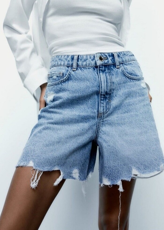 Zara yırtık detaylı yırtmaçlı kot şort - Görsel 2