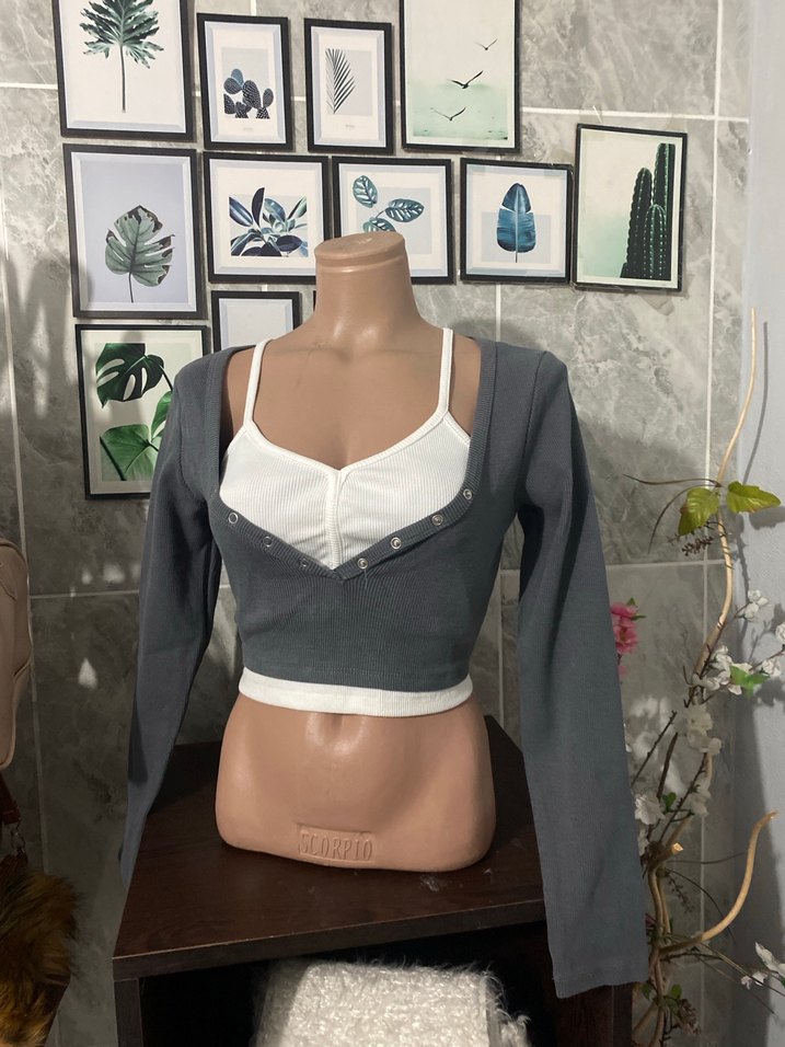 Düğmeli Gri Uzun Kollu Crop Top - Görsel 3