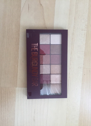 Maybelline burgundy bar far paleti