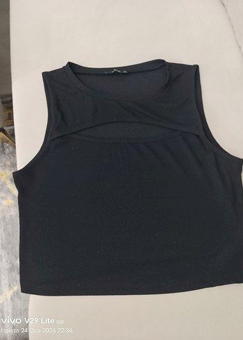 Siyah Yüksek Yakalı Kolsuz Crop Top - Görsel 2