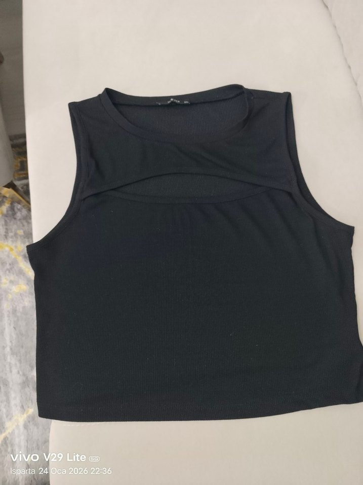 Siyah Yüksek Yakalı Kolsuz Crop Top - Görsel 2