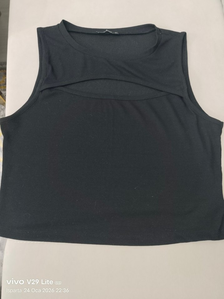 Siyah Yüksek Yakalı Kolsuz Crop Top - Görsel 3