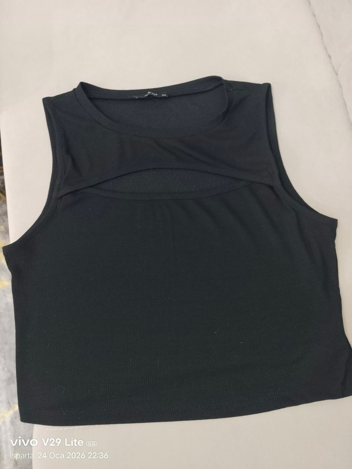 Siyah Yüksek Yakalı Kolsuz Crop Top - Görsel 5