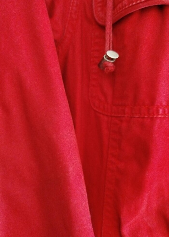 Kırmızı trençkot - Görsel 2