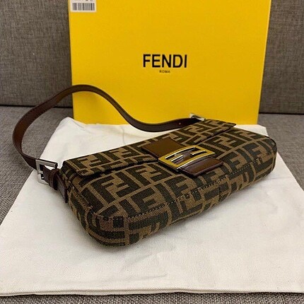  Beden Fendi Kol Çantası