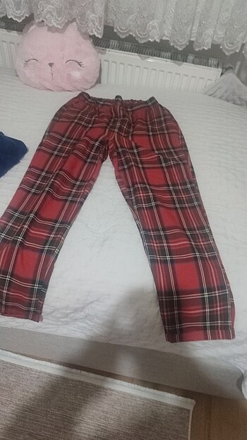 Ekose kırmızılı pantolon ve üzerine sweatshirt