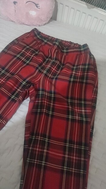 m Beden Ekose kırmızılı pantolon ve üzerine sweatshirt
