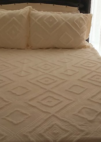 Beyaz Kabartmalı Yatak Örtüsü - Görsel 2