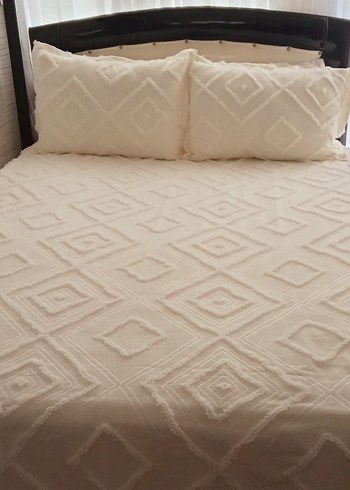 Beyaz Kabartmalı Yatak Örtüsü - Görsel 3