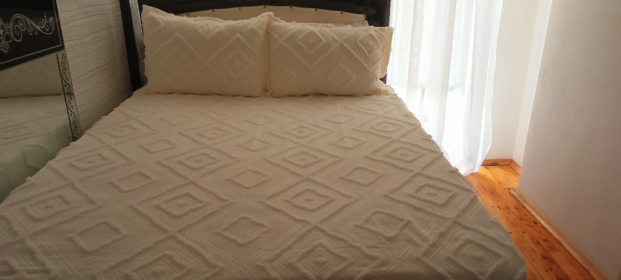 Beyaz Kabartmalı Yatak Örtüsü - Görsel 2