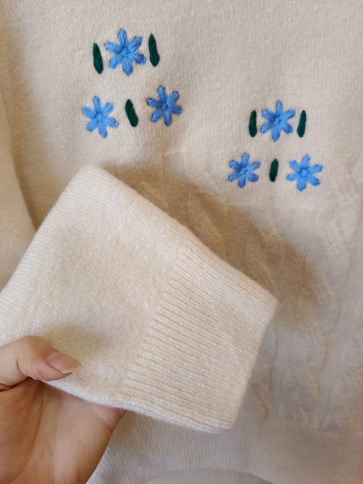 Nakışlı Beyaz Triko Kadın Kazak - Görsel 2