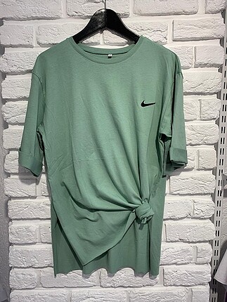 Oversize kalıp yandan yırtmaclı yarım kol Nike tshirt