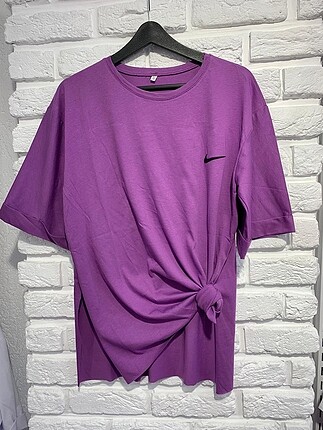 m Beden beyaz Renk Oversize kalıp yandan yırtmaclı yarım kol Nike tshirt