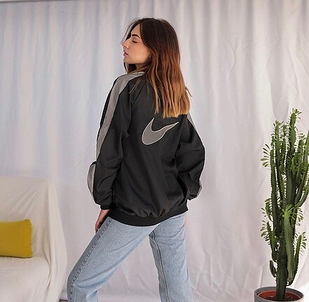 Nike Reflektör detaylı nakış işlemeli Nike yağmurluk
