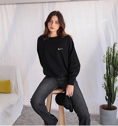 Kapsonlu nakış işlemeli Nike Sweat