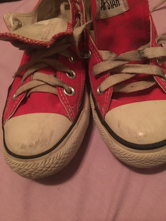 Kırmızı bilek converse
