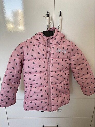 Pembe puantiyeli çocuk mont