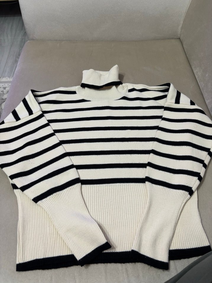 Kadın Beyaz Siyah Çizgili Boğazlı Kazak - Görsel 3