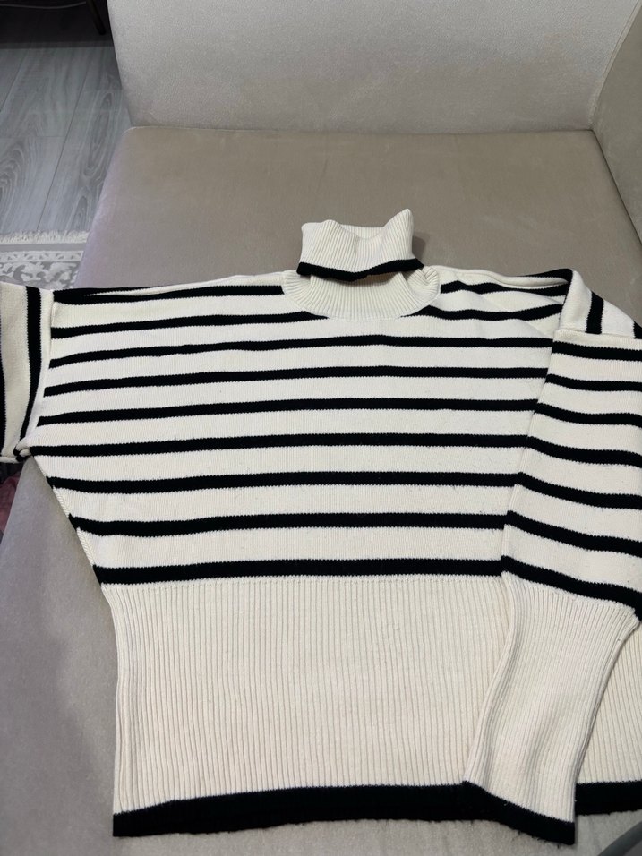 Kadın Beyaz Siyah Çizgili Boğazlı Kazak - Görsel 4