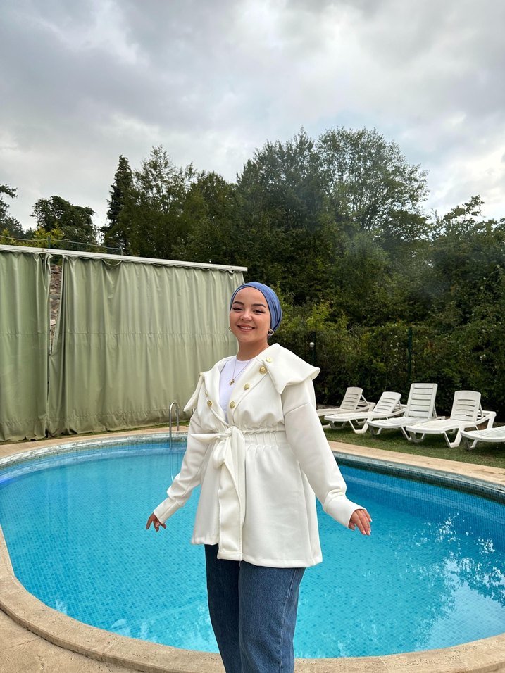 Beyaz Bağlamalı Uzun Kollu Kadın Yağmurluk - Görsel 3