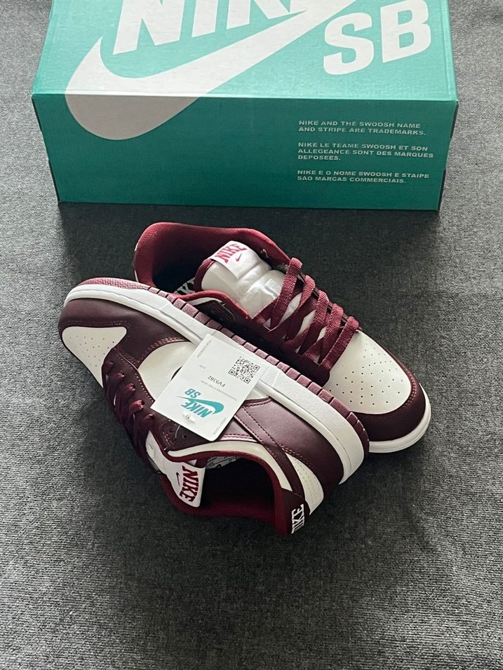  Nike Dunk Bordo

Kutulu gönderim  - Görsel 3