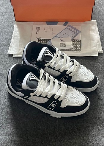 Louis Vuitton
Kutulu, Toz torbalı ve Sertifikalı gönderim - Görsel 2