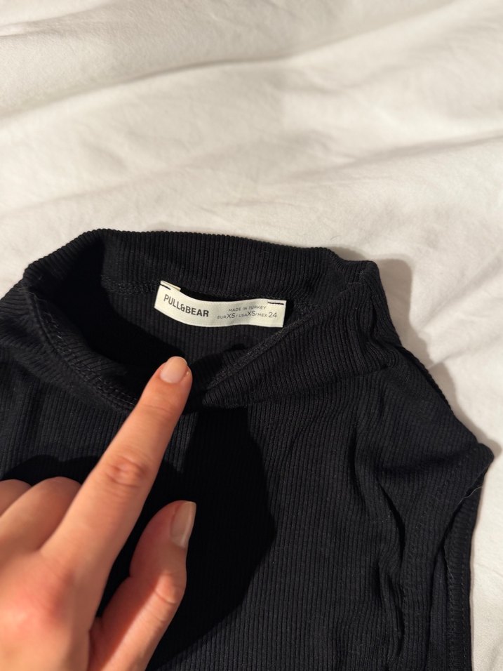 Siyah Yüksek Yakalı Kolsuz body pull bear - Görsel 2