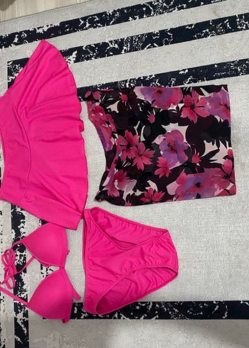 Pembe Mini Bikini ve Çiçekli Pareo Takımı