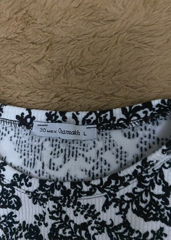 V Yaka Siyah Beyaz Desenli Dantel Detaylı Bluz - Görsel 3