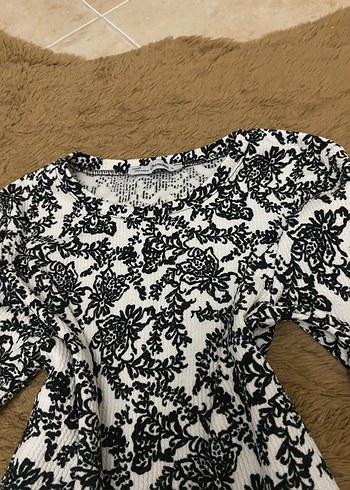 V Yaka Siyah Beyaz Desenli Dantel Detaylı Bluz - Görsel 2