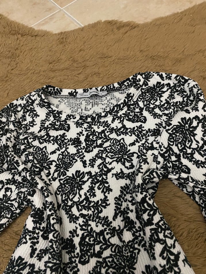 V Yaka Siyah Beyaz Desenli Dantel Detaylı Bluz - Görsel 2
