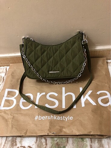Bershka kapitoneli çanta