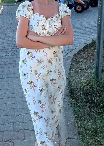 Beyaz Çiçek Desenli Midi Elbise