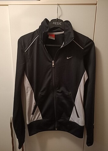 Nike üst