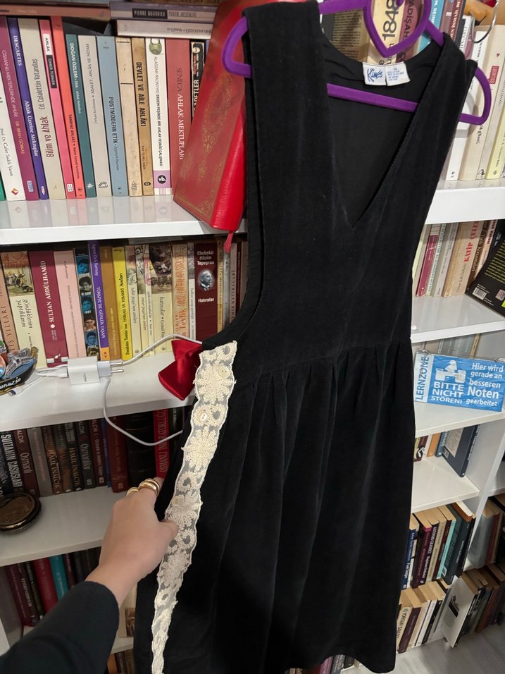 Siyah Dantel Detaylı Uzun V Yaka Kadın Elbise - Görsel 5