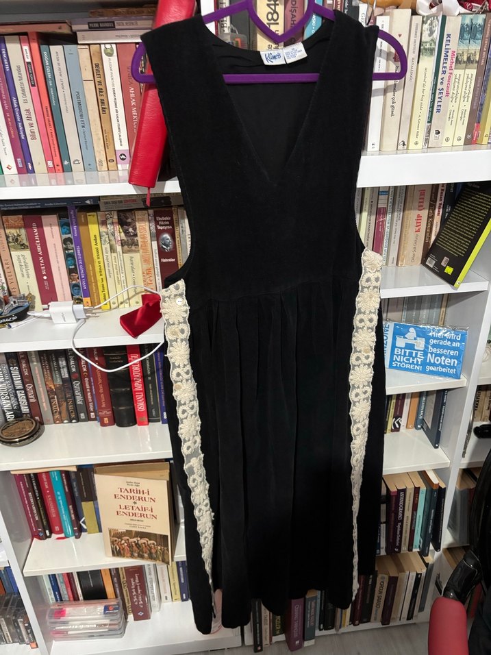 Siyah Dantel Detaylı Uzun V Yaka Kadın Elbise - Görsel 2