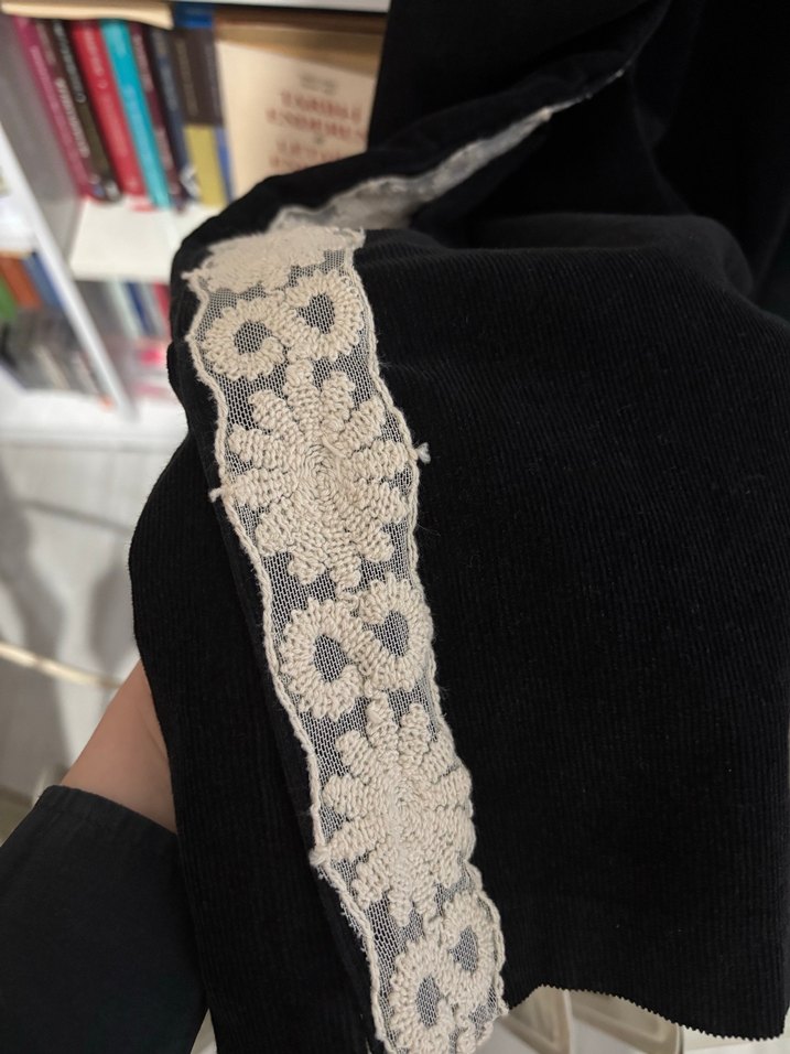 Siyah Dantel Detaylı Uzun V Yaka Kadın Elbise - Görsel 3