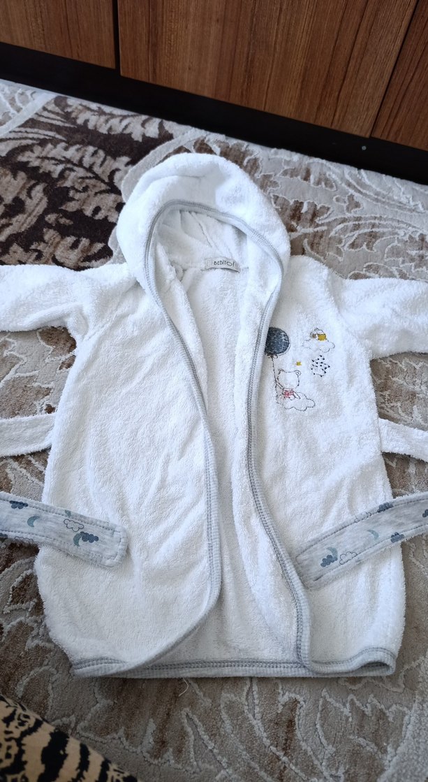 Kapüşonlu Erkek Çocuk Nakışlı Bornoz ve Terlik Seti - Görsel 3