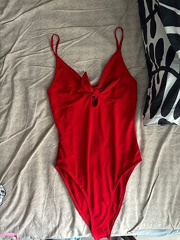 Kırmızı askılı body