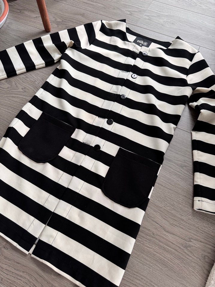 Düğmeli Siyah Beyaz Çizgili Ceket - Görsel 4