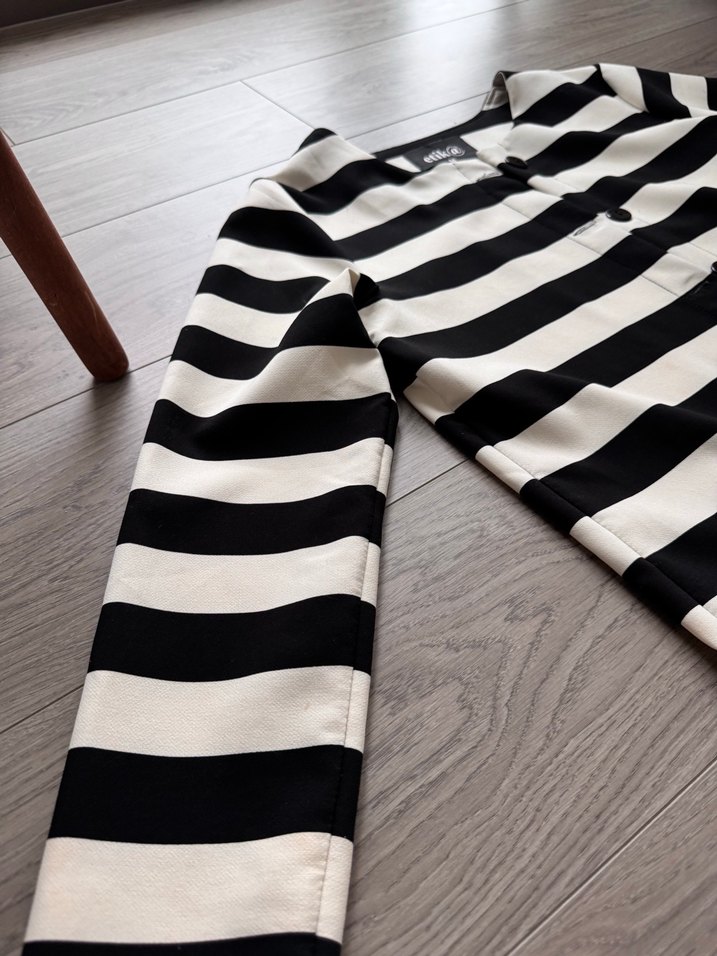 Düğmeli Siyah Beyaz Çizgili Ceket - Görsel 2