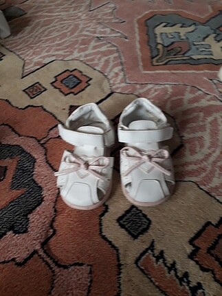 Kız bebeği için ayakkabı