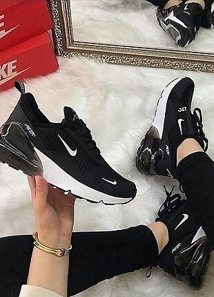 NIKE AIR 270