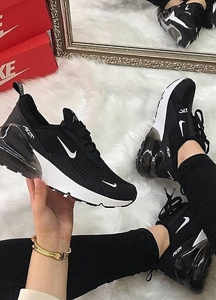 NIKE AIR 270